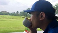 Gilang Dirga kini aktif melakoni golf sebagai olahraga rutinnya. Disela-sela waktu istirahat, segelas kopi diseruputnya guna mengisi ulang tenaga. Foto: Instagram/gilangdirga