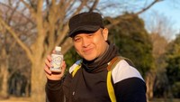 Senang travelling membuat Gilang Dirga selalu memerhatikan asupan cairan tubuhnya. Ke manapun ia pergi, sebotol minuman kemasan tak pernah lupa dibawa. Foto: Instagram/gilangdirga