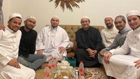 Tidak hanya sedang bergaul dengan sesama artis, Gilang Dirga dekat dengan banyak orang. Ia sempat menjamu para habib dan ulama untuk makan malam hingga berbincang bersama. Foto: Instagram/gilangdirga