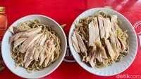 Di sini menunya ada bakmi ayam kampung reguler, bakmi jumbo, bakmi bakso, bakmi pangsit, sampai bakso goreng. Kisaran harganya dari Rp 30.000 - Rp 50.000 saja. Foto: detikFood