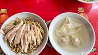 Rasa spesialnya justru datang dari kuah kaldu ayam kampung murni. Pak Ahok hanya menambahkan garam secukupnya, dan ayam direbus kurang lebih satu jam. Foto: detikFood
