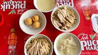 Selain menu bakmi ayam kampungnya yang juara. Pengunjung juga bisa memesan tambahan bakso sapi kuah, pangsit kuah, ati ampela, hingga ekstra ayam kampung secara terpisah.  Foto: detikFood