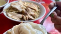 Pangsit rebusnya lembut, dengan isian daging ayam yang padat dan juicy cocok disantap dengan bakmi ayam. Foto: detikFood