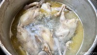 Setiap harinya Pak Ahok masih membuat mie karet, pangsit dan bakso sendiri. Begitu juga dengan ayam kampungnya, yang ia gunakan jadi topping utama dan kuah kaldu andalannya. Foto: detikFood