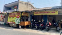 Sudah berjualan sejak 26 tahun lalu, tempat makan bakmi ini tak pernah sepi dari pelanggan hingga pengunjung baru yang penasaran dengan racikan mie di sini. Foto: detikFood