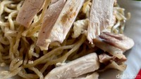 Begitu juga dengan tekstur bakmi karet yang sedikit pipih dan kenyal. Serta gurihnya daging ayam kampung yang masih empuk dan juicy di setiap suapan. Foto: detikFood