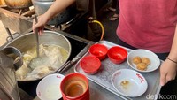  Dalam sehari kedai bakmi yang satu ini bisa  habiskan 300 mangkok bakmi terutama di akhir pekan. Foto: detikFood