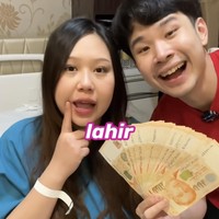 Sebelum melahirkan, Sisca dan Jess No Limit yang terlihat sudah berada di kamar operasi itu masih sempat mengadakan kuis berhadiah untuk para pengikutnya. Keduanya meminta para pengikutnya itu untuk menebak jam lahir anak pertama mereka. Foto: Instagram/@jessnolimit