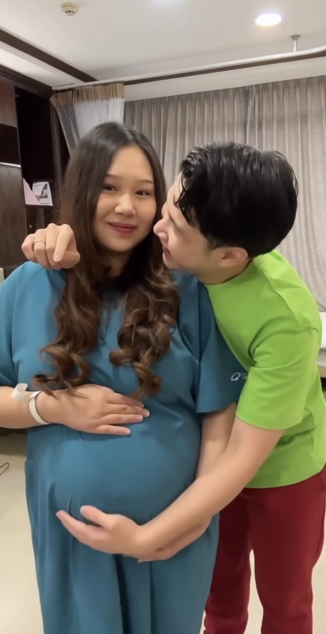 Jess No Limit tampak setia menemani sang istri menjelang lahiran. Di detik-detik terakhir sebelum Sisca melahirkan Jess juga terlihat sempat mengelus-elus perut sang istri. Foto: Instagram/@jessnolimit