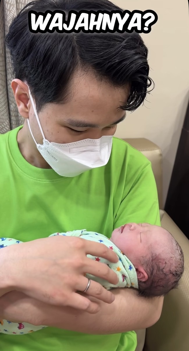 Sebagai ayah baru, Jess tampak sudah berani menggendong baby Sophia. Wajah anaknya pun langsung sudah diungkap ke publik. Tak sedikit yang menyebut wajah anak Jess No Limit dan Sisca Kohl tampak menggemaskan. Foto: Instagram/@jessnolimit