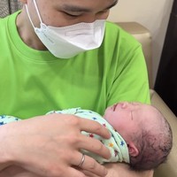 Sebagai ayah baru, Jess tampak sudah berani menggendong baby Sophia. Wajah anaknya pun langsung sudah diungkap ke publik. Tak sedikit yang menyebut wajah anak Jess No Limit dan Sisca Kohl tampak menggemaskan. Foto: Instagram/@jessnolimit