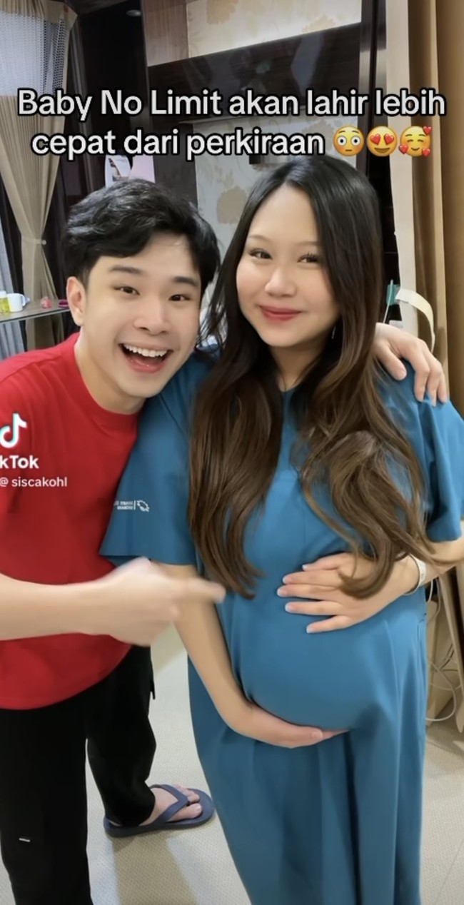 Melalui akun Instagram pribadinya Sisca Kohl dan Jess No Limit mengumumkan kabar bahagia kelahiran putri pertama mereka. Sebelumnya pasangan tersebut memang sudah mengatakan jika anak pertama mereka akan lahir lebih cepat dari perkiraan. Foto: Instagram/@jessnolimit