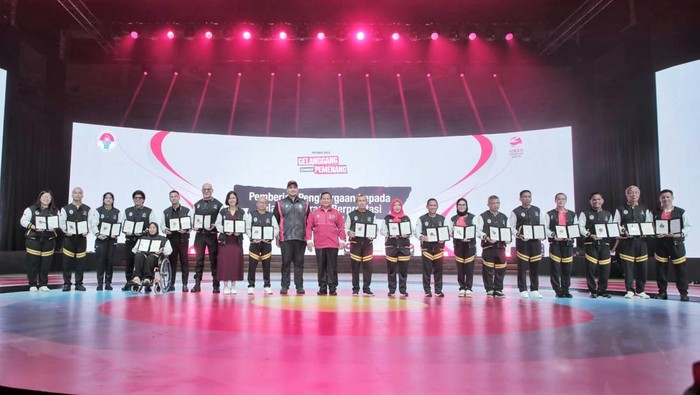 Kapolda Jabar menerima penghargaan dari Menpora Dito Ariotejo