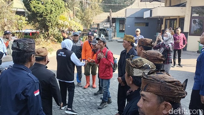 Kebakaran di Bromo bikin sejumlah desa mengalami krisis air bersih.