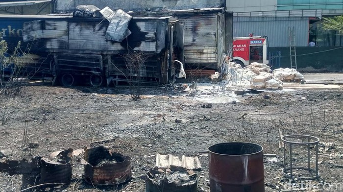 Penampakan truk terbakar di lahan kosong, Jalan Yos Sudarso, Semarang, Minggu (10/8/2023).