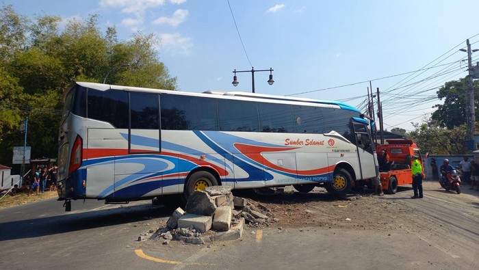 Kondisi kendaraan usai kecelakaan di jalan Solo-Jogja, tepatnya di sebelah selatan asrama Kopassus, Kecamatan Kartasura, Sukoharjo, Minggu (10/9/2023).