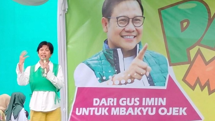 Ketua DPP PKB Dita Indah Sari saat bertemu warga di Surabaya, Minggu (10/9/2023).