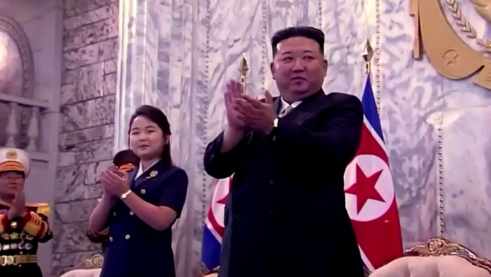 Kim Jong Un dan putrinya.