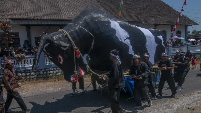 Kirab gunungan hasil bumi Saparan di Boyolali Sejumlah warga membawa gunungan apem dan hasil bumi yang diarak keliling desa saat Kirab Gunungan Hasil Bumi Saparan di Ngarggosari, Ampel, Boyolali, Jawa Tengah, Minggu (10/9/2023). Acara yang dilakukan pada bulan Sapar penanggalan Jawa tersebut sebagai wujud rasa syukur warga setempat atas hasi pertanian. ANTARA FOTO/Aloysius Jarot Nugroho/YU
