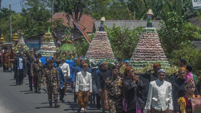 Melihat Iring-iringan Kirab Gunungan Hasil Bumi Saparan di Boyolali