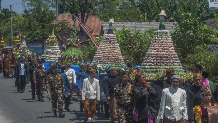 Sejumlah warga membawa gunungan apem dan hasil bumi yang diarak keliling desa saat Kirab Gunungan Hasil Bumi Saparan di Ngarggosari, Ampel, Boyolali, Jawa Tengah, Minggu (10/9/2023). Acara yang dilakukan pada bulan Sapar penanggalan Jawa tersebut sebagai wujud rasa syukur warga setempat atas hasi pertanian. ANTARA FOTO/Aloysius Jarot Nugroho/YU