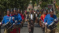 Sejumlah prajurit Keraton Kasunanan Surakarta Hadiningrat mengikuti Kirab Gunungan Hasil Bumi Saparan di Ngarggosari, Ampel, Boyolali, Jawa Tengah, Minggu (10/9/2023). 