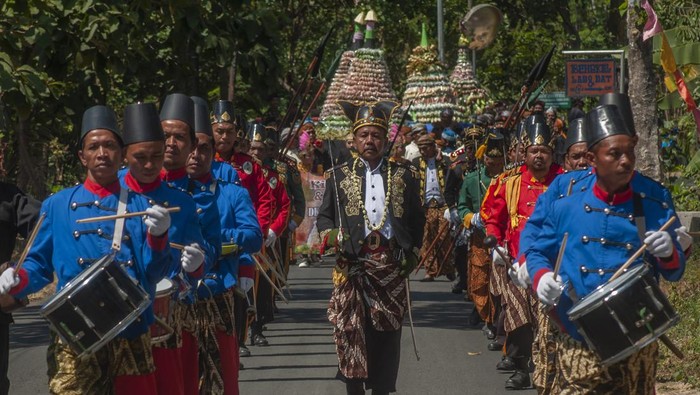 Sejumlah warga membawa gunungan apem dan hasil bumi yang diarak keliling desa saat Kirab Gunungan Hasil Bumi Saparan di Ngarggosari, Ampel, Boyolali, Jawa Tengah, Minggu (10/9/2023). Acara yang dilakukan pada bulan Sapar penanggalan Jawa tersebut sebagai wujud rasa syukur warga setempat atas hasi pertanian. ANTARA FOTO/Aloysius Jarot Nugroho/YU