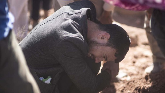 Korban Tewas Gempa Maroko Capai 2.000 Orang A man weeps after burying his brother who was killed by the earthquake, in Ouargane village, near Marrakech, Morocco, Saturday, Sept. 9, 2023. A rare, powerful earthquake struck Morocco, sending people racing from their beds into the streets and toppling buildings in mountainous villages and ancient cities not built to withstand such force. (AP Photo/Mosa'ab Elshamy)