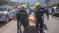Anggota tim penyelamat membawa jenazah korban gempa di desa Ouargane, dekat Marrakesh, Maroko, Sabtu, 9 September 2023.  