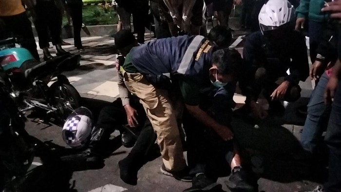 Korban yang ditabrak pemotor mabuk saat razia di Jalan Gubernur Suryo, Surabaya, Minggu (10/9/2023).