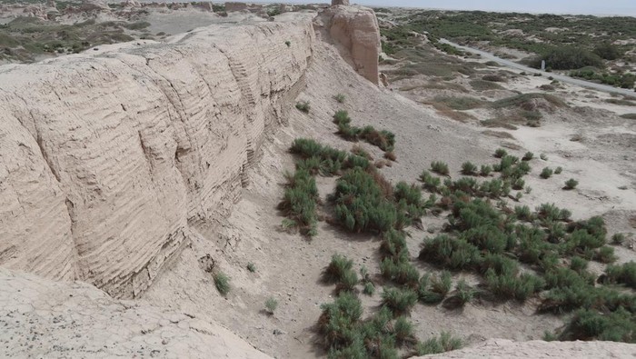 Kota kuno Suoyang, Guazhou, China Sisa-sisa tembok kota kuno Suoyang di Gurun Gobi, kabupaten Guazhou, provinsi Gansu, China. Sabtu (9/9/2023). Kota tersebut pernah menjadi pusat administrasi, ekonomi dan budaya yang makmur pada masa dinasti Tang dan Xia dengan populasi sekitar 50.000 orang, namun kemudian hancur pada sekitar abad ke-16. ANTARA FOTO/Desca Lidya Natalia/Spt.