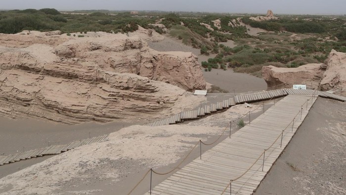 Kota kuno Suoyang, Guazhou, China Sisa-sisa tembok kota kuno Suoyang di Gurun Gobi, kabupaten Guazhou, provinsi Gansu, China. Sabtu (9/9/2023). Kota tersebut pernah menjadi pusat administrasi, ekonomi dan budaya yang makmur pada masa dinasti Tang dan Xia dengan populasi sekitar 50.000 orang, namun kemudian hancur pada sekitar abad ke-16. ANTARA FOTO/Desca Lidya Natalia/Spt.