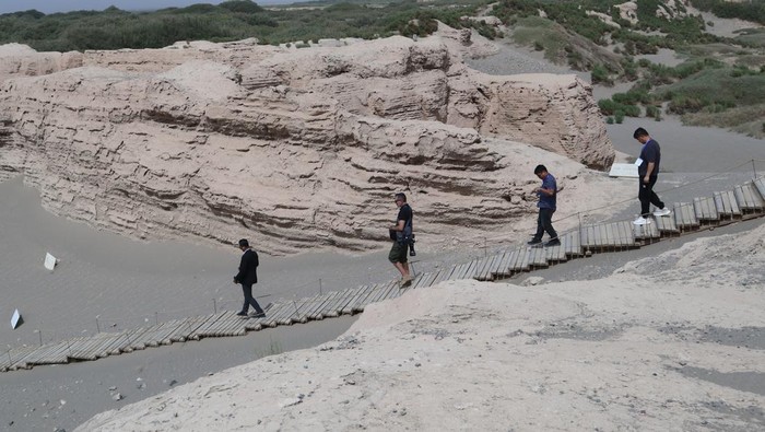Kota kuno Suoyang, Guazhou, China Sisa-sisa tembok kota kuno Suoyang di Gurun Gobi, kabupaten Guazhou, provinsi Gansu, China. Sabtu (9/9/2023). Kota tersebut pernah menjadi pusat administrasi, ekonomi dan budaya yang makmur pada masa dinasti Tang dan Xia dengan populasi sekitar 50.000 orang, namun kemudian hancur pada sekitar abad ke-16. ANTARA FOTO/Desca Lidya Natalia/Spt.