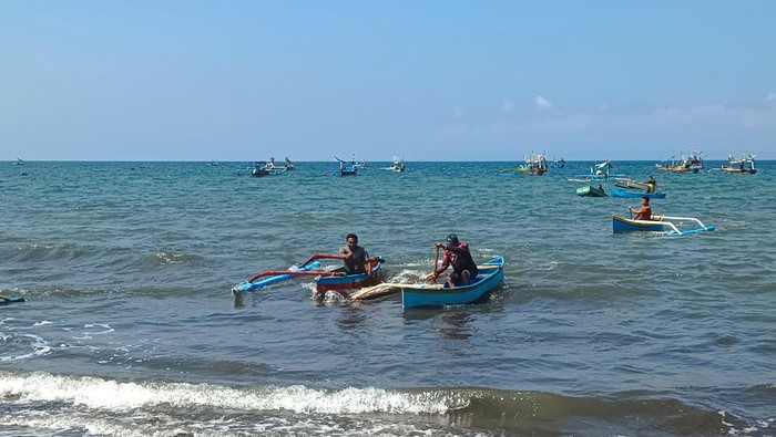 Lomba dayung tradisional yang digelar di Banjar Pebuahan, Desa Banyubiru, Kecamatan Negara, Kabupaten Jembrana, Minggu (10/9/2023). (Foto: Istimewa)
