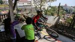 Aksi Pesepeda di Urban Downhill di Kota Semarang