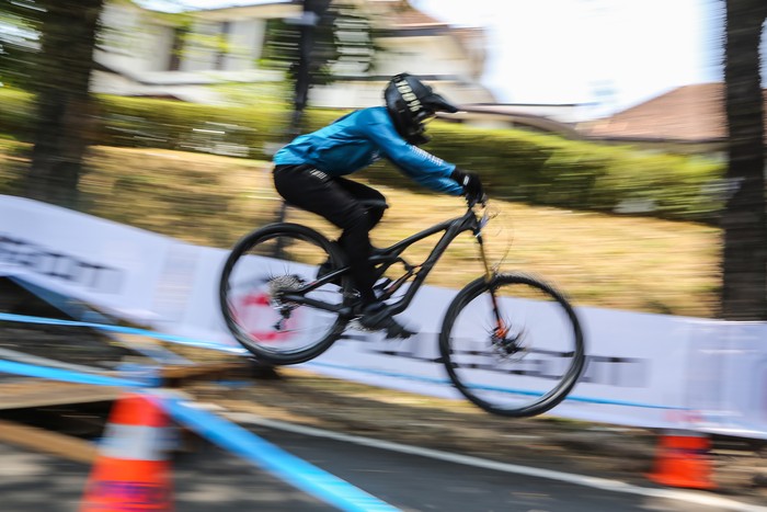 Pembalap sepeda melaju saat berusaha melewati lintasan dalam kejuaraan Gajahmungkur Ultimate Urban Downhill 2023 di Bendungan, Semarang, Jawa Tengah, Minggu (10/9/2023). Kejuaraan yang diikuti 180 peserta dari berbagai daerah dan mempertandingkan 11 kategori baik putra maupun putri tersebut menilai kecepatan peserta dalam melalui rintangan lintasan yang berada di pemukiman padat penduduk. ANTARA FOTO/Makna Zaezar/YU