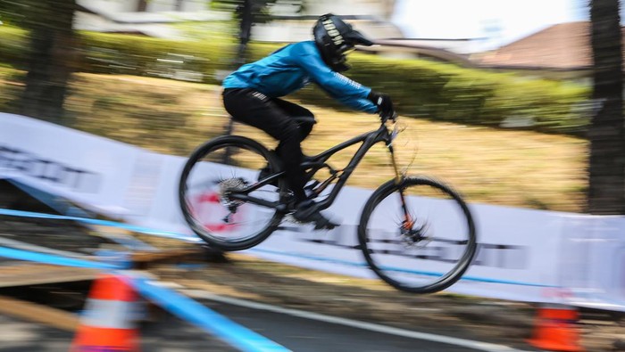 Melihat Aksi Pesepeda di Urban Downhill di Kota Semarang Pembalap sepeda melaju saat berusaha melewati lintasan dalam kejuaraan Gajahmungkur Ultimate Urban Downhill 2023 di Bendungan, Semarang, Jawa Tengah, Minggu (10/9/2023). Kejuaraan yang diikuti 180 peserta dari berbagai daerah dan mempertandingkan 11 kategori baik putra maupun putri tersebut menilai kecepatan peserta dalam melalui rintangan lintasan yang berada di pemukiman padat penduduk. ANTARA FOTO/Makna Zaezar/YU