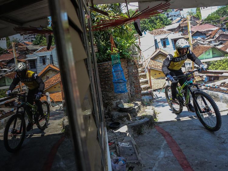 Aksi Pesepeda di Urban Downhill di Kota Semarang