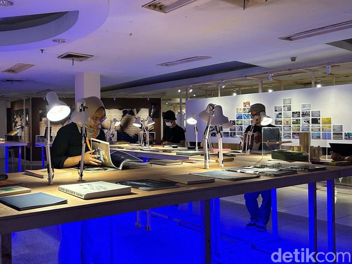 Jakarta International Photo Festival atau JIPFest kembali digelar di kawasan Blok M, Jakarta. Pameran ini berlangsung 8-24 September 2023.