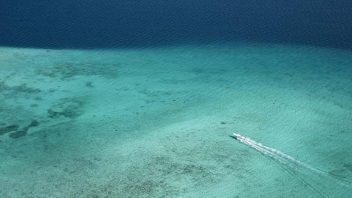 Melihat Keindahan Kepulauan Los Roques Venezuela A woman floats by the shore at the beach on Madrisqui Island at Los Roques archipelago, Venezuela, Saturday, Sept. 9, 2023. (AP Photo/Matias Delacroix)