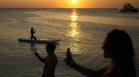 Pada saat cuaca bersahabat, pengunjung bisa menikmati pasir putih, air laut yang biru, dan suasana matahari terbenam. 