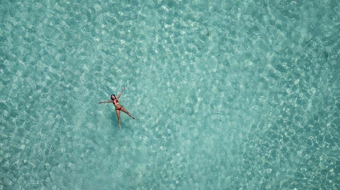 Melihat Keindahan Kepulauan Los Roques Venezuela A woman floats by the shore at the beach on Madrisqui Island at Los Roques archipelago, Venezuela, Saturday, Sept. 9, 2023. (AP Photo/Matias Delacroix)