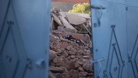 Ratusan rumah dan bangunan penting hancur. 