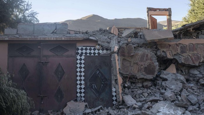 Melihat Kerusakan Gempa Bumi Maroko yang Tewaskan Ribuan Orang A home sits damaged from an earthquake in Ijjoukak village, near Marrakech, Morocco, Saturday, Sept. 9, 2023. A rare, powerful earthquake struck Morocco late Friday night, killing more than 1000 people and damaging buildings from villages in the Atlas Mountains to the historic city of Marrakech. (AP Photo/Mosa'ab Elshamy)