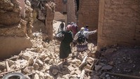 Warga mengungsi dari rumah mereka setelah gempa bumi di desa Moulay Brahim, dekat pusat gempa, di luar Marrakesh, Maroko, Sabtu, 9 September 2023. 