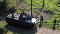 Sejumlah prajurit Korps Marinir TNI AL mendaratkan tank BMP-3F pada operasi amfibi saat Latihan Gabungan Bersama (Latgabma) Super Garuda Shield 2023 di Pusat Latihan Tempur (Puslatpur) Marinir TNI AL, Pantai Banongan, Situbondo, Jawa Timur, Minggu (10/9/2023). ANTARA FOTO/Rizal Hanafi. 