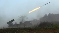 Prajurit Korps Marinir TNI AL melakukan penembakan menggunakan roket Vampire RM-70 Grade pada operasi pendaratan amfibi Latihan Gabungan Bersama (Latgabma) Super Garuda Shield (SGS) 2023 di Pantai Banongan, Pusat Latihan Pertempuran Marinir (Puslatpurmar) 5 Baluran, Situbondo, Jawa Timur, Minggu (10/9/2023). ANTARA FOTO/Budi Candra Setya. 