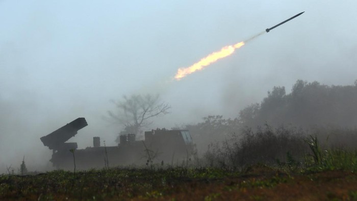 Melihat Latihan Super Garuda Shield Pendaratan Amfibi di Situbondo Sejumlah prajurit Korps Marinir TNI AL mendaratkan tank BMP-3F pada operasi amfibi saat Latihan Gabungan Bersama (Latgabma) Super Garuda Shield 2023 di Pusat Latihan Tempur (Puslatpur) Marinir TNI AL, Pantai Banongan, Situbondo, Jawa Timur, Minggu (10/9/2023). Latihan gabungan tersebut diikuti TNI, Singapura, Jepang, dan Amerika. ANTARA FOTO/Rizal Hanafi/YU