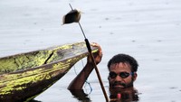 Warga menyelam untuk menangkap ikan dengan menggunakan tembak tradisional (senapan molo) di Kampung Abar, Jayapura, Papua, Sabtu (9/9/2023). 