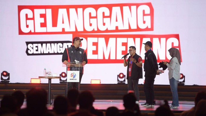 Puncak acara Hari Olahraga Nasional (Harornas) ke-40 yang berlangsung di Jakarta Internasional Velodrome, Jakarta, pada Sabtu (9/9/2023). Dalam kesempatan itu, Menpora Dito Ariotedjo memberikan hadiah papan catur.